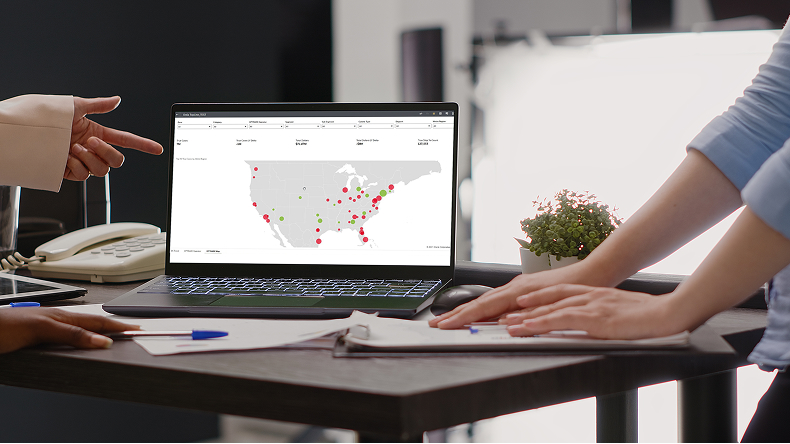 Team-of-coworkers-looking-at-green-screen