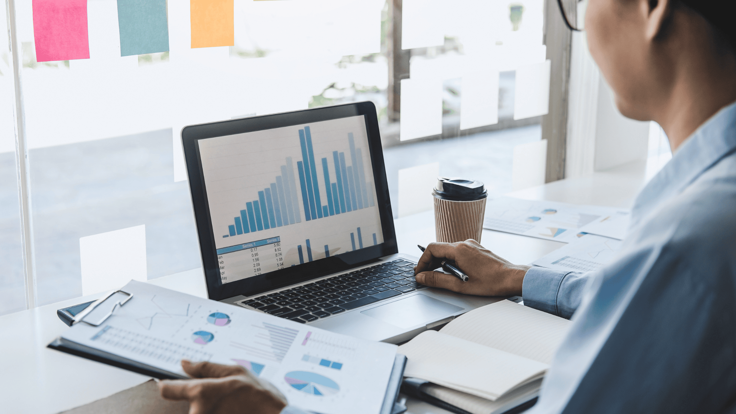 FAFH manufacturer analyzing connected data to measure foodservice trade spend ROI